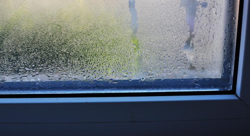 Szórd ezt az ablakpárkányra este: megszűnik a páralecsapódás és reggelre teljesen száraz lesz az ablak
