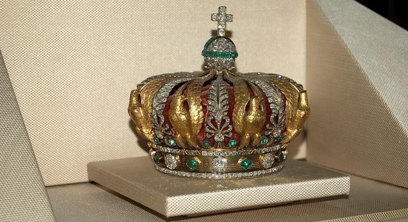 A Louvre kirablása során megsérült koronát restaurálják és újra kiállítják