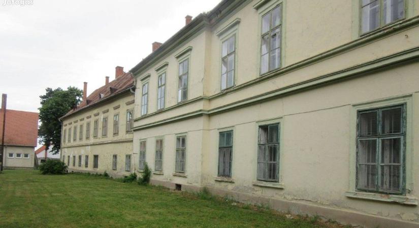 Kastélyt venne? Vasban akad épp egy eladó!