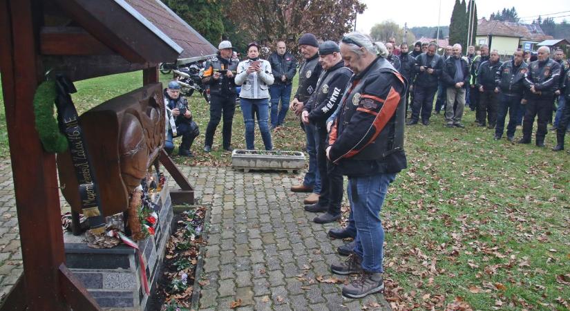 Névtáblák az emlékhelyen - a országutak vándorai, akik úgy indultak útnak, hogy soha többé nem tértek haza (galéria, videó)