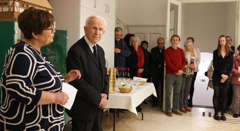 Nem semmi! 97 éves alkotó festményeiből nyílt kiállítás (képgalériával)