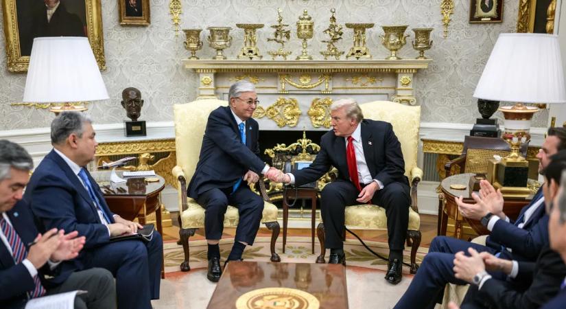 Nagy pakkot kapott a kazah elnök Washingtonban, Orbán Viktornak adta át a kilincset