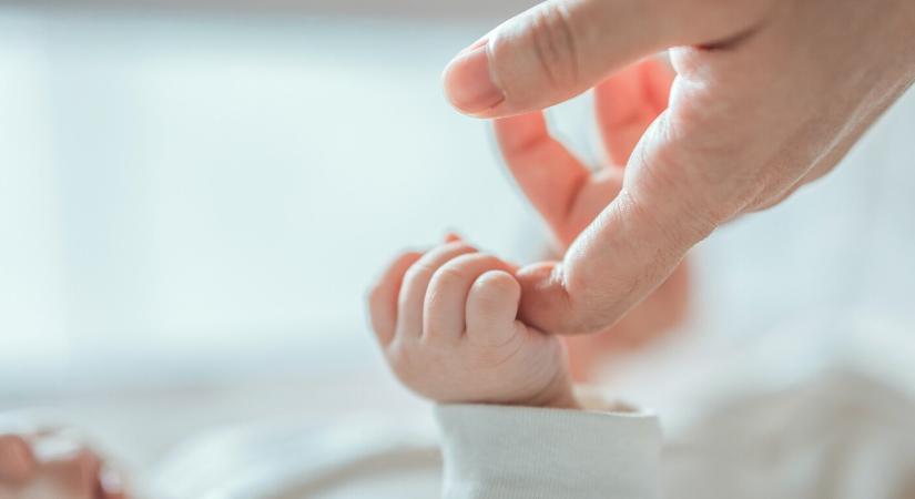 Gyanús körülmények között hunyt el egy 12 napos csecsemő, a rendőrség nyomoz