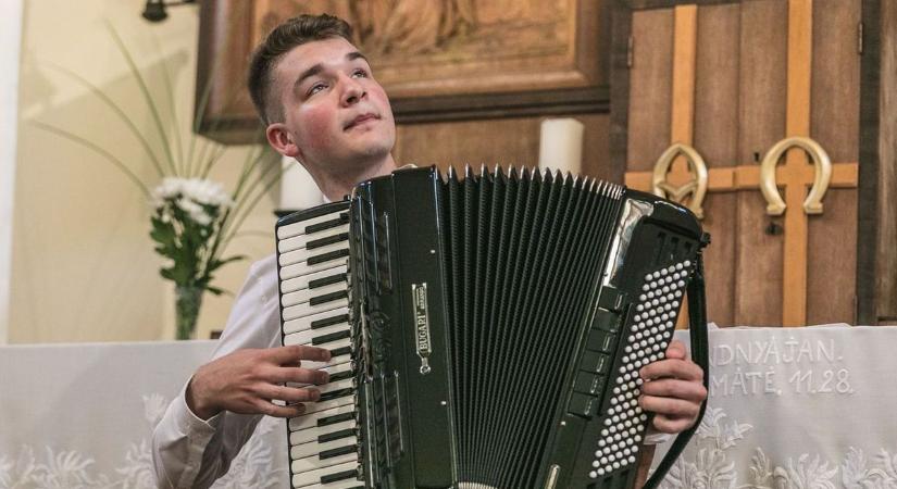 Olasz barátokkal jön a Karácsonyi Harmonikavarázs Dunaújvárosba!