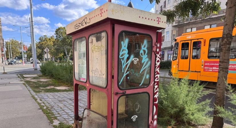 Hosszú ideje a főváros szégyenei a lerobbant telefonfülkék – a Magyar Telekom állítja, hogy százmilliókat költ rájuk