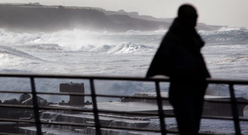 Óriáshullámok ragadtak magukkal több embert Tenerifén, hárman meghaltak