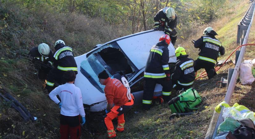 Ijesztő, ami történt, roncsok mindenütt - szirénázó autók lepték el az utakat (galéria)