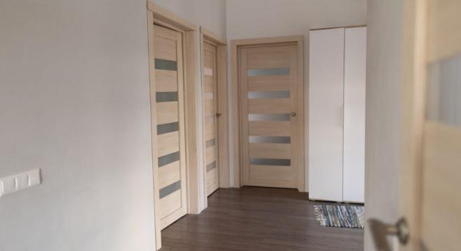 Több, mint ajtó: a nyugalom és otthonosság záloga a belső terekben