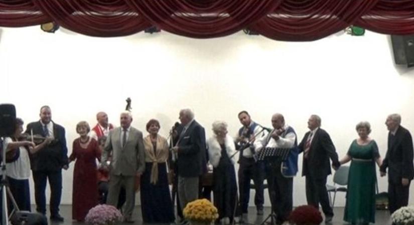 „A lehulló falevelet sodorja a szél is…” – az év utolsó nótaműsora Szabadhegyen - fotók