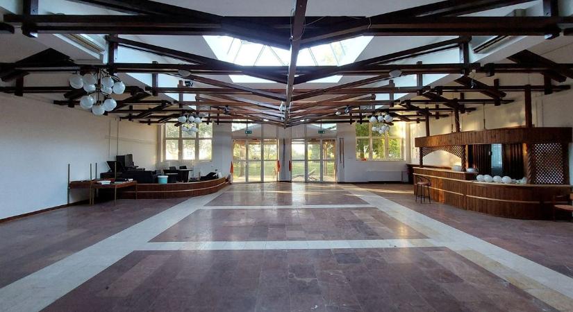 Munkagépek tépik darabokra a Balaton egyik ikonikus hotelét (galéria)