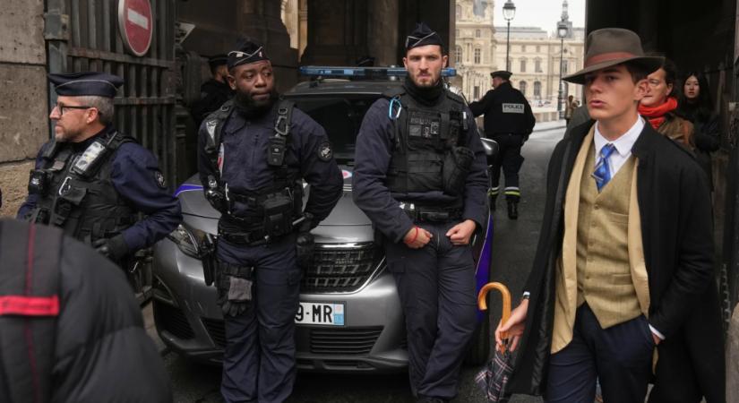 Kiderült, ki az az ifjú, aki extra elegánsan ott ténfergett a koronaékszerek ellopása után a Louvre-nél