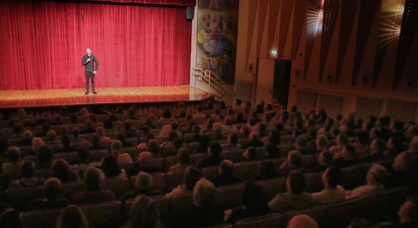 Kőhalmi Zoltán előadását láthatta a borsodi közönség