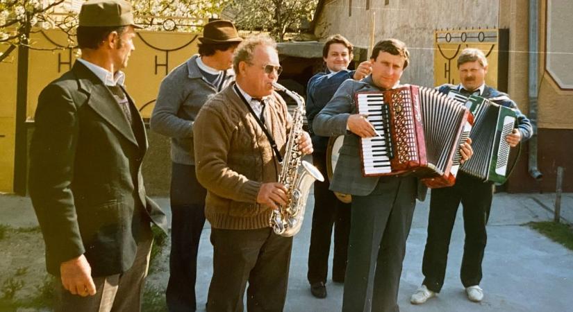 Időutazás régi fotókkal – esküvők, zenészek és családi pillanatok a múltból