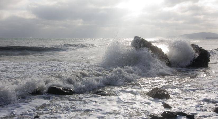 Veszélyes hullámok Tenerifén: turistákat is elsodort a víz