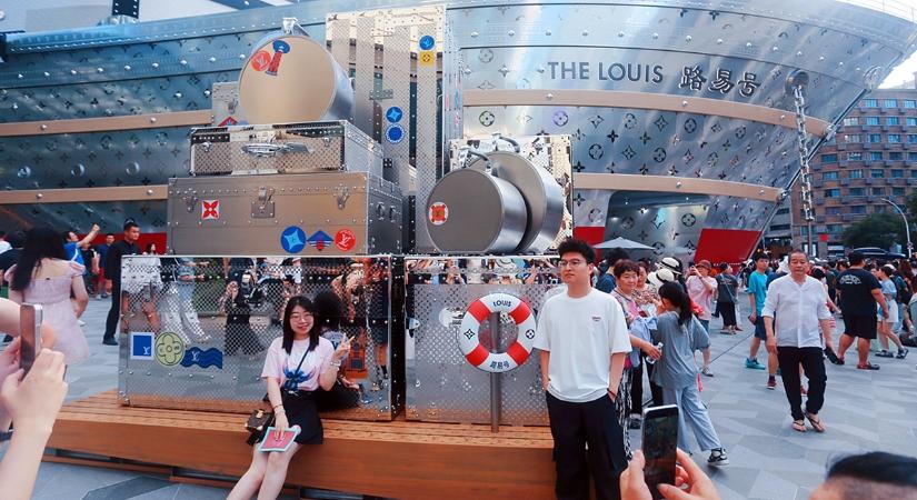 TikTok-őrület: mindenki a Louis Vuitton hajóját fotózza, de a luxusvilág bajban van