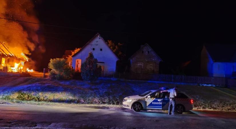 Újra tűz ütött ki, most Egerágon – egy lakóépület is veszélyben!