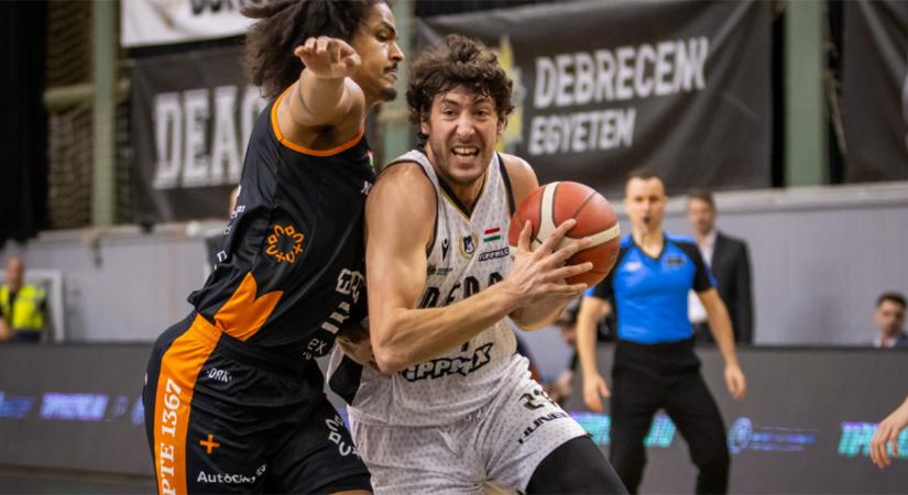 A DEAC férfi kosarasai nyerték az idegek harcát a pécsiek ellen