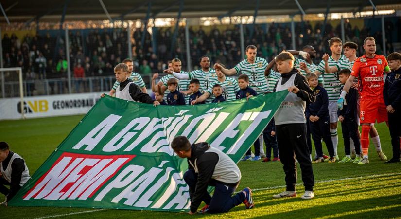 Robbie Keane a pálya minőségét kifogásolta és a korai kezdés sem segített nekik