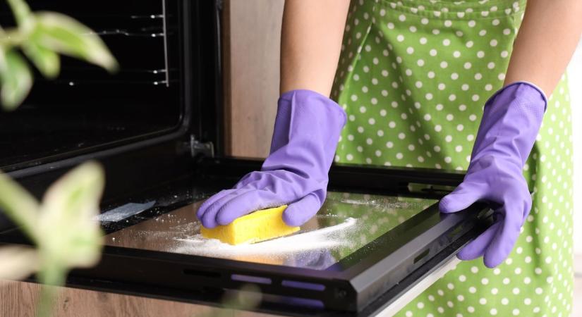 Elfelejtheti a vegyszereket, ezzel a természetes trükkel ragyogni fog a sütő – videó