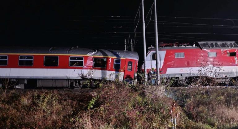 Frontálisan összeütközött két vonat Szlovákiában, több sérült is van
