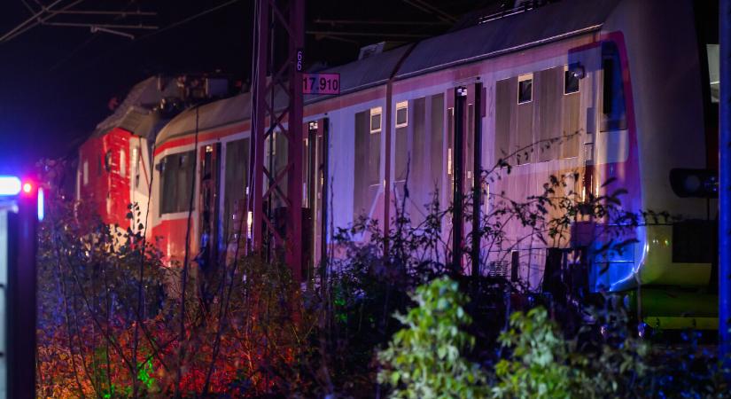 Vasúti baleset: két személyvonat ütközött Bazinnál, több sérült is van