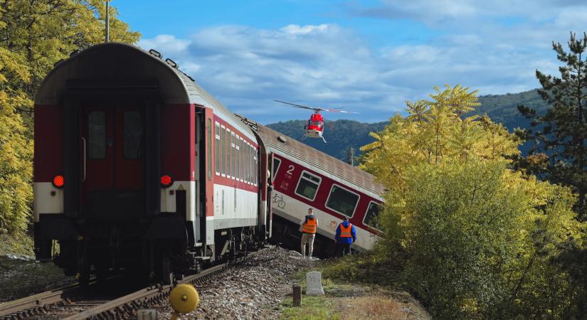 Összeütközött két vonat a magyar határ közelében, rengetegen megsérültek