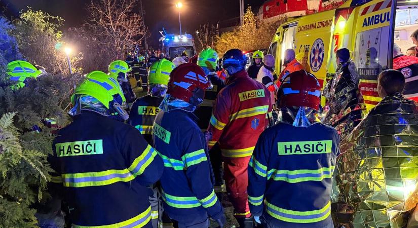 Két vonat ütközött Bazinnál – tucatnyi sérült, káosz a helyszínen