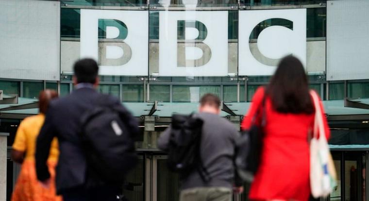A Trump-botrány miatt lemondott a brit közmédia vezetése