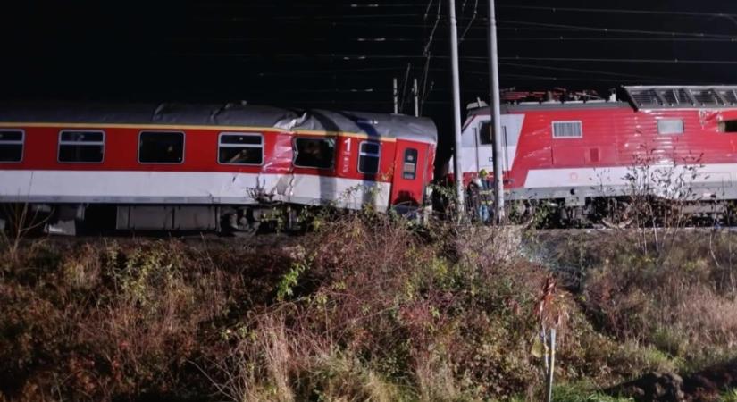 Összeütközött két vonat Szlovákiában, több ember megsérült