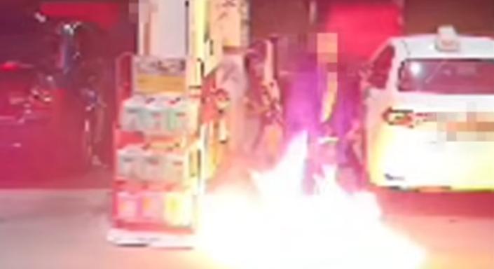 Teljesen begőzölt, egy szál köntösben gyújtotta fel a kutat