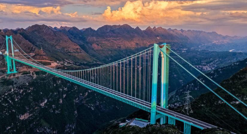 A világ legmagasabb hídja Kínában – 2 óráról 2 percre csökkent az utazási idő