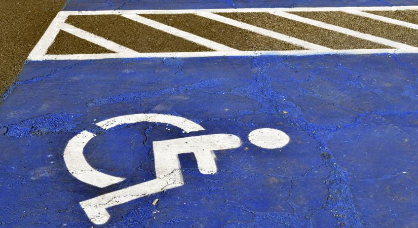 Kiakadtak az autósok a túl soknak vélt mozgáskorlátozott parkoló miatt