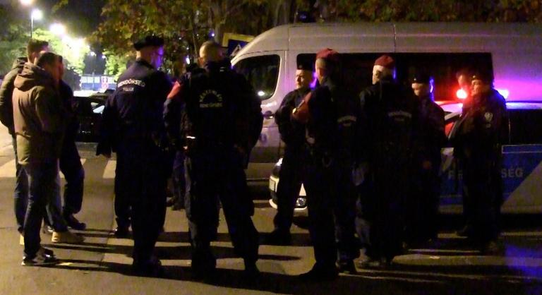 Magyar Helsinki Bizottság ügyvédje: Nem tilthatja meg a rendőrség, hogy felvételt készítsenek a jelenlévők a razziáról