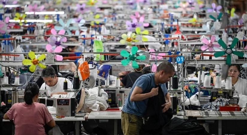 A világ legalulfizetettebb dolgozói – egy hét robot, két tál ételért