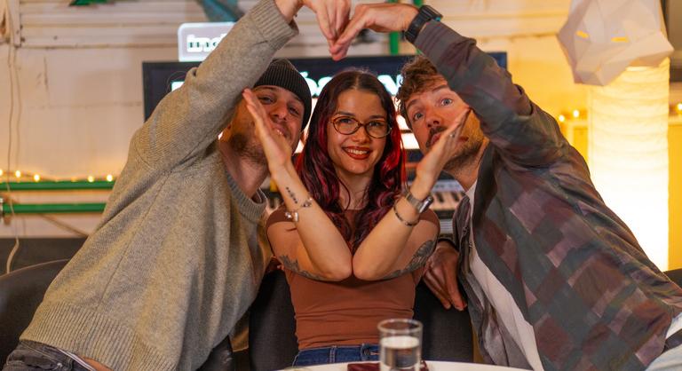 Márkó és Barna Síkideg Bányai Judittal: Bajszátültetés