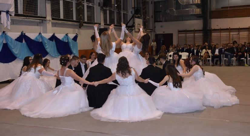 Megható pillanatokból nem volt hiány a karcagi szalagavatón, több táncot is előadtak a diákok