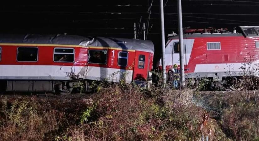 FOTÓK, VIDEÓ: 800-an utaztak az ütköző vonatokon Pozsonynál, főként diákok