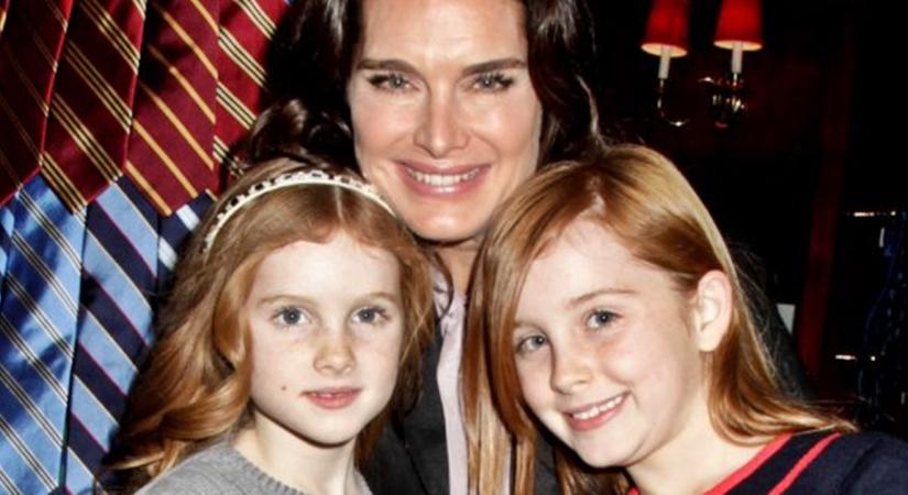 Brooke Shields gyönyörű lányai örökölték anyjuk szépségét – Friss fotókon a 22 éves Rowan és 19 éves Grier