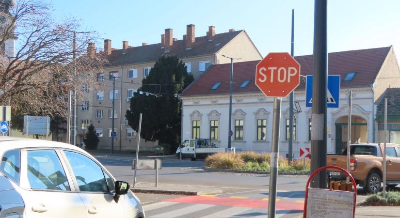 Megváltozott a forgalom Hódmezővásárhelyen, mostantól az autósoknak kell megállniuk