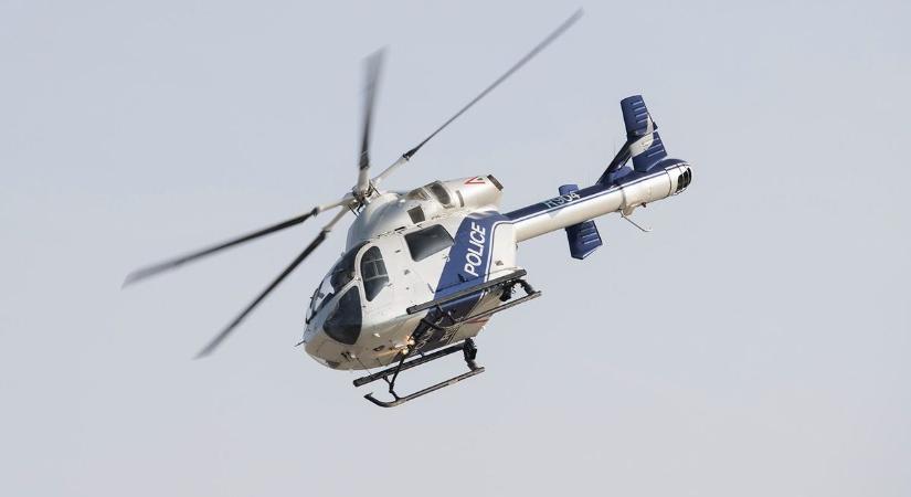 Vadászat: Ezért körözött rendőrségi helikopter az autópálya felett (videó)