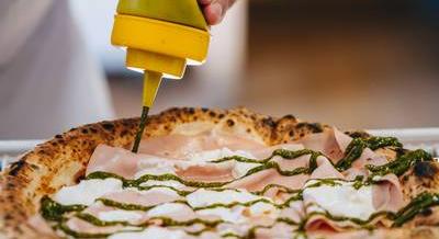 Akár szakmádnak választanád, akár laikusként tanulnál, itt megismerheted a pizzakészítés csínját-bínját