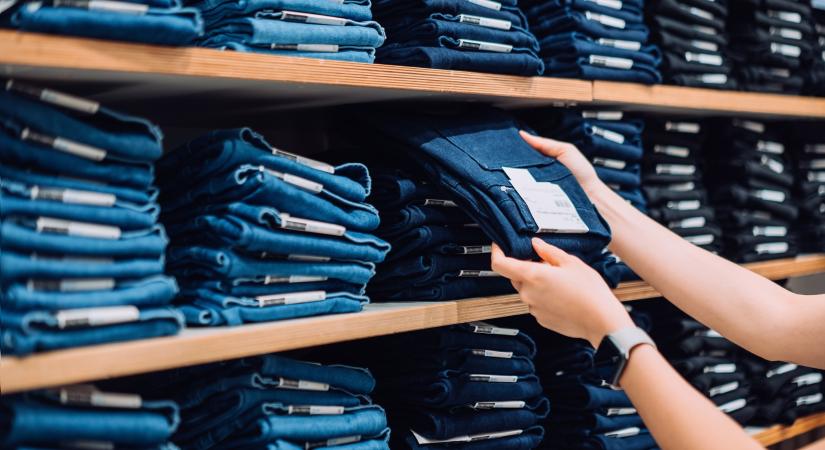 Viszlát, bő szárú farmer! 2026-ban ez a fazon jön divatba helyette