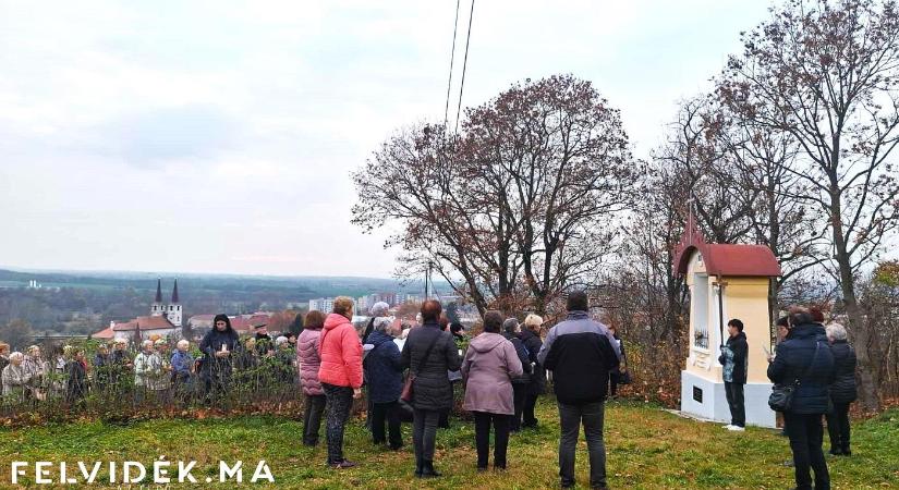Népszerűek a keresztúti ájtatosságok az ipolysági kálvárián