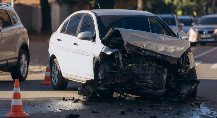 Szalagkorlátnak ütközött egy autó Szabadegyházánál