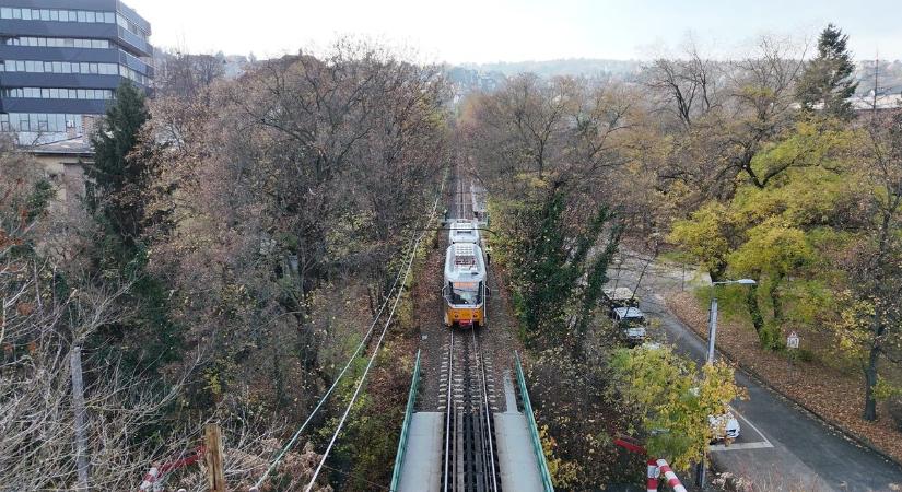 A VEKE kiborult azon, hogy villamost teszteltek a fogaskerekű vonalán – az egyesület szerint több a BKV szórja a pénzt