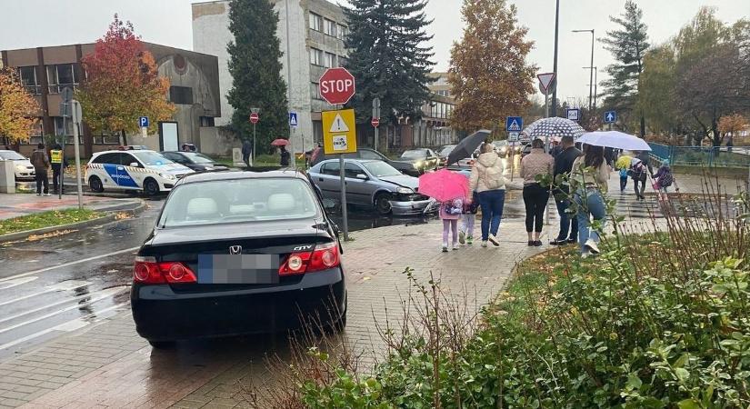Árokban landolt a futárkocsi
