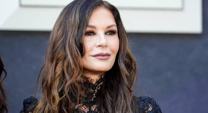 Az 56 éves Catherine Zeta-Jones csipkés miniruhába bújt: csak úgy vonzotta a tekinteteket a színésznő