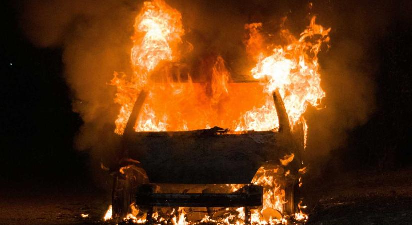 Négy autó égett ki egy parkolóban (VIDEÓ)