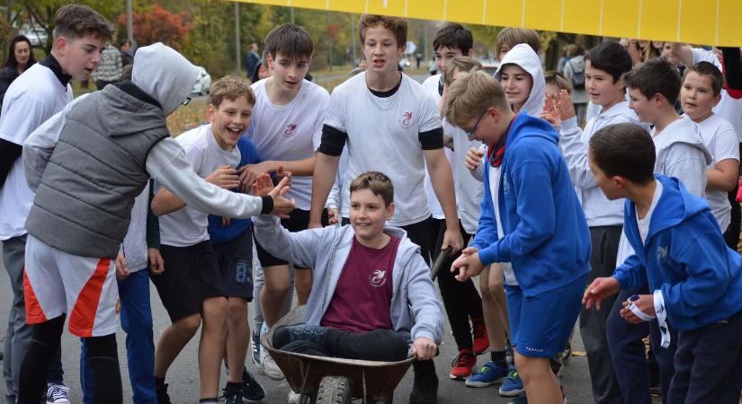 Talicskában a bajtársért – megható pillanatok a reformációs futáson