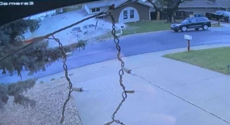 Betonerődöt épített otthona köré egy tulaj, mert egy év alatt három autó is nekicsapódott a házuknak